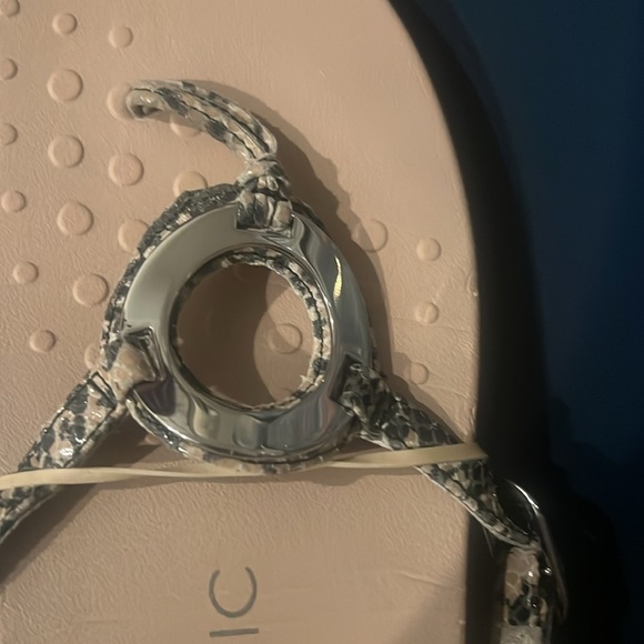 Vionic women's Karina flip flops size 11 - Picture 9 of 9